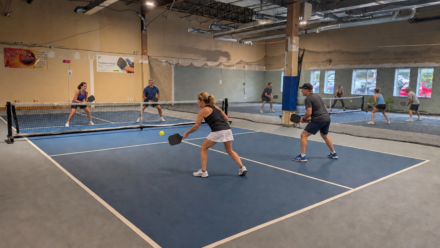 Des joueurs sur les terrains de pickleball intérieurs de Pickleverse Lachine